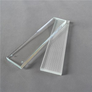 прозрачное закаленное стекло толщиной 8 мм.
